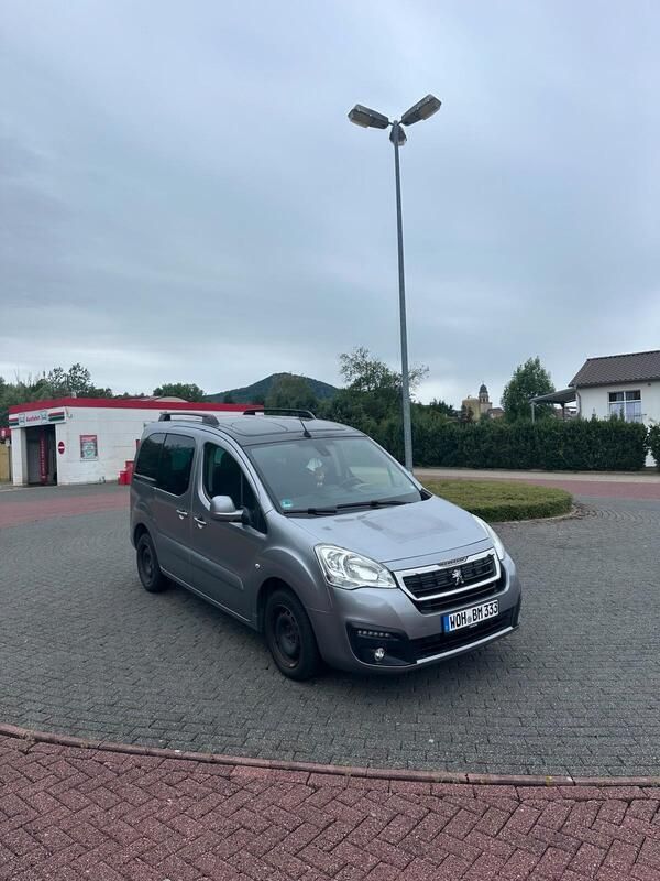 Grau Gebraucht 2018 Peugeot Partner Tepee Van / Kleinbus | 6.790 € (Guter Preis) - Bild 1/4