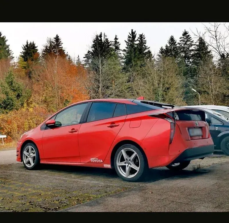 Gebraucht Toyota Prius Executive 122 PS (89 kW) 2017 Rot Limousine