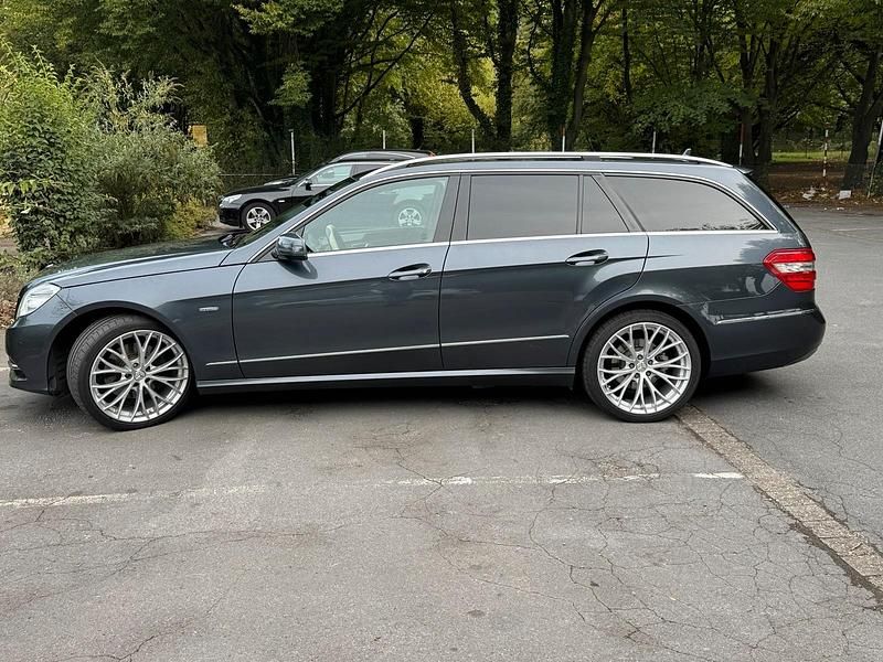Braun Gebraucht 2010 Mercedes E250 Kombi | 10.900 € (Teuer) - Bild 1/4