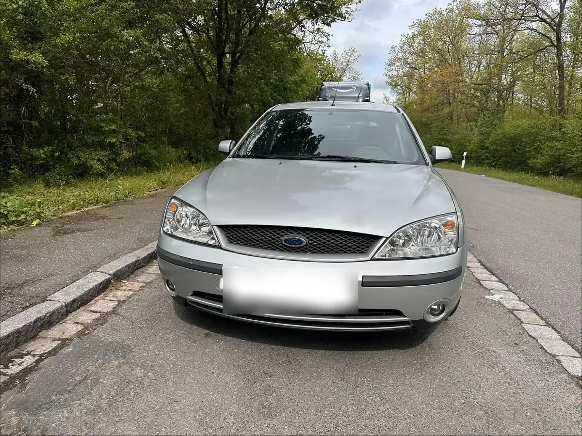 Gebraucht Ford Mondeo 125 PS (91 kW) 2001 Silber Limousine