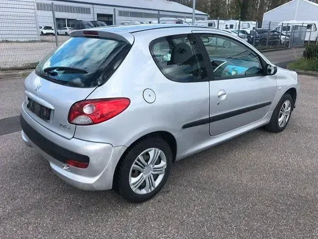 Gebraucht Peugeot 206 75 PS (55 kW) 2009 Silber Limousine