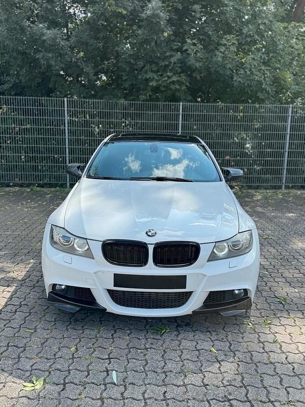 Weiß Gebraucht 2011 BMW 335 M Sport Limousine | 15.800 € (Fairer Preis) - Bild 1/4
