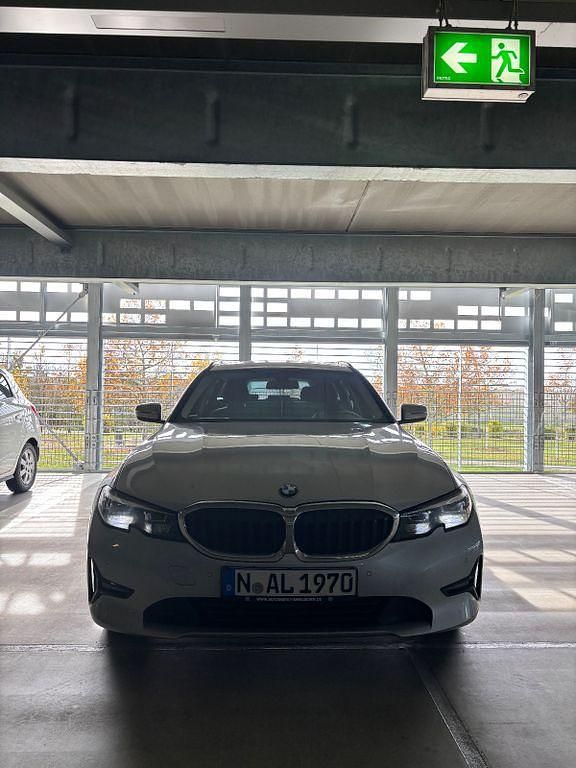 Silber Gebraucht 2021 BMW 320 Kombi | 22.999 € (Guter Preis) - Bild 1/4