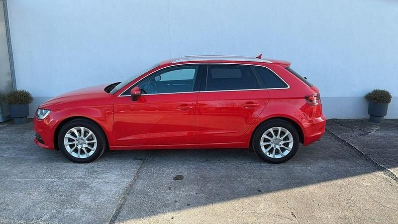 Gebraucht Audi A3 Attraction 150 PS (110 kW) 2015 Rot Limousine