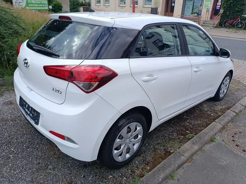 Gebraucht Hyundai i20 90 PS (66 kW) 2017 Weiß Limousine