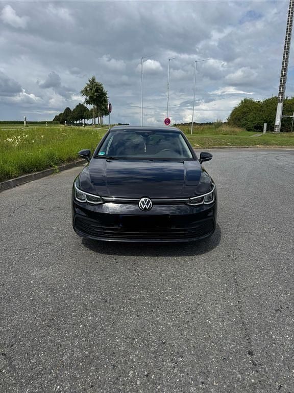 Schwarz Gebraucht 2021 VW Golf VIII Life Limousine | 17.999 € (Etwas zu teuer) - Bild 1/4