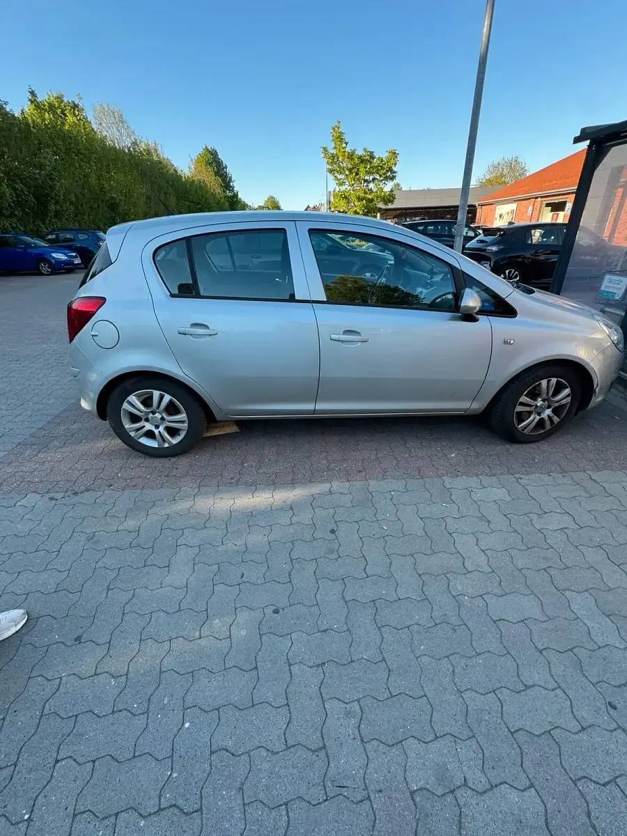 Gebraucht Opel Corsa 75 PS (55 kW) 2010 Silber Kleinwagen