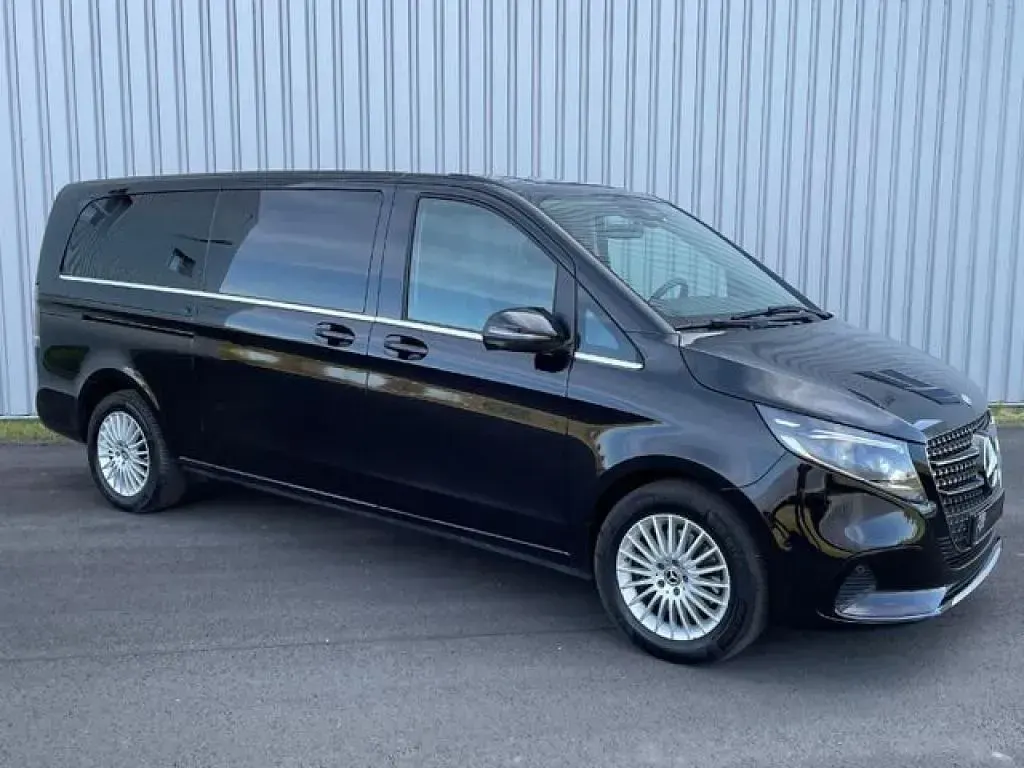Gebraucht Mercedes 300 Avantgarde 237 PS (174 kW) 2024 Obsidianschwarz metallic (metallic) Kombi