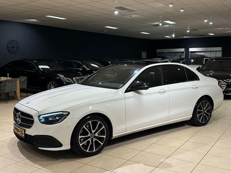 Weiß Gebraucht 2022 Mercedes E220 Night Limousine | 29.950 € (Fairer Preis) - Bild 1/4