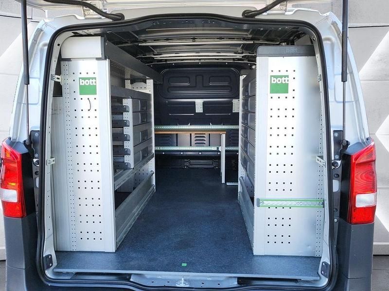 Silber Gebraucht 2022 Mercedes Vito Van / Kleinbus | 26.900 € (Guter Preis) - Bild 1/3
