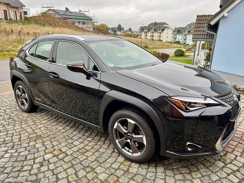 Schwarz Gebraucht 2019 Lexus UX 250h Launch Edition SUV | 19.900 € (Guter Preis) - Bild 1/4