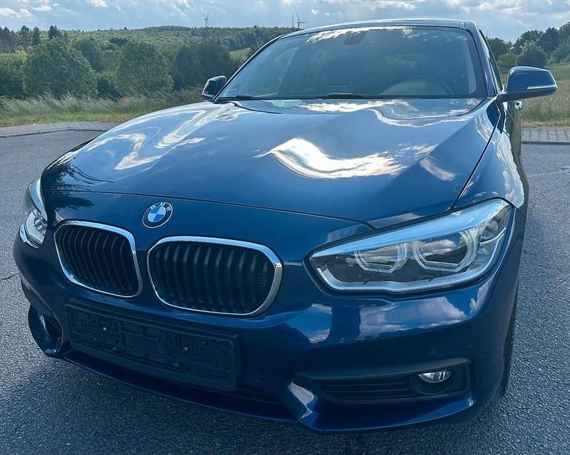 Blau Gebraucht 2018 BMW 118 Advantage Kleinwagen | 13.900 € (Fairer Preis) - Bild 1/4