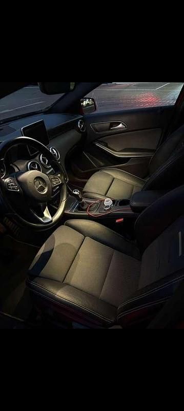 Gebraucht Mercedes A180 Style 122 PS (89 kW) 2015 Rot Kleinwagen