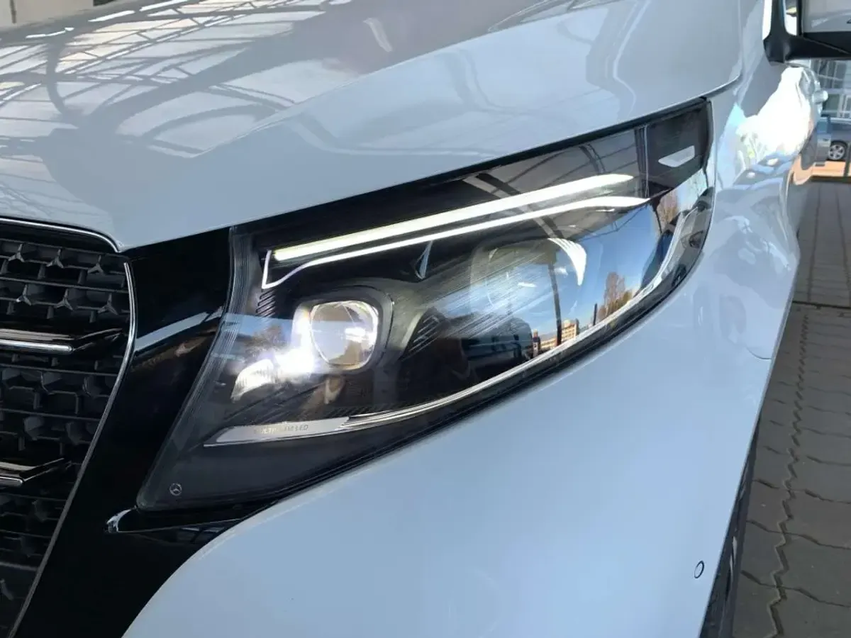Gebraucht Mercedes V220 Style 163 PS (119 kW) 2024 Weiß Van / Kleinbus