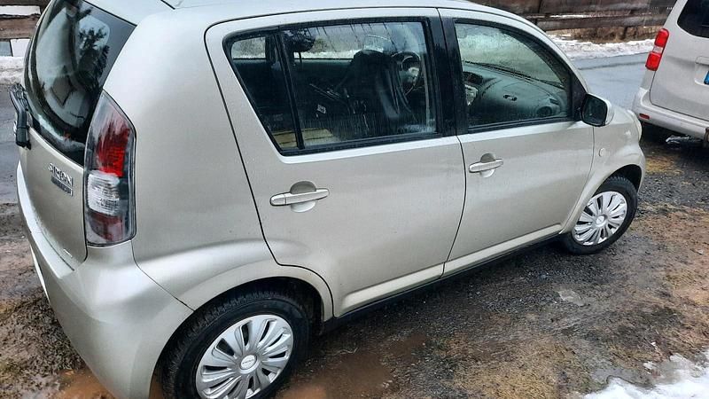Gebraucht Daihatsu Sirion 90 PS (66 kW) 2010 Grau Kleinwagen
