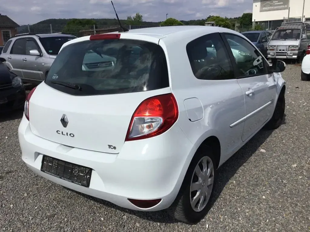 Gebraucht Renault Clio III 103 PS (75 kW) 2012 Weiß Limousine