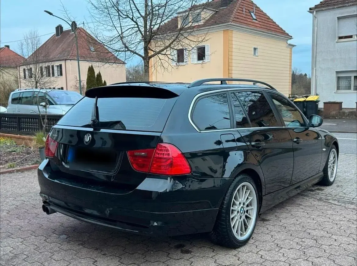 Gebraucht BMW 325 197 PS (144 kW) 2009 Schwarz Kombi