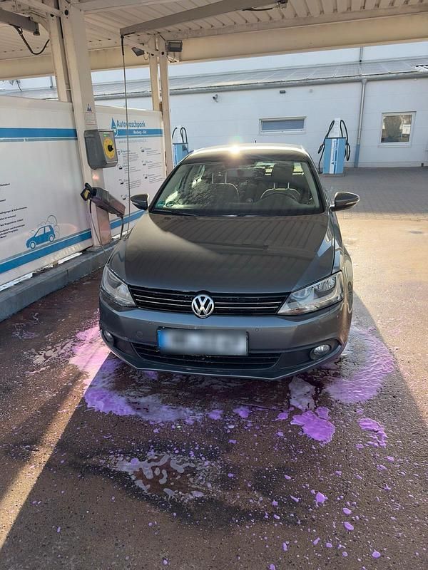 Gebraucht VW Jetta 105 PS (77 kW) 2012 Grau Limousine