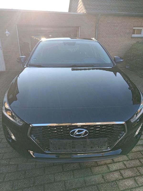 Gebraucht Hyundai i30 101 PS (74 kW) 2018 Schwarz Kombi