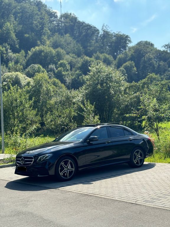 Schwarz Gebraucht 2019 Mercedes E300 AMG line Limousine | 32.600 € (Fairer Preis) - Bild 1/4