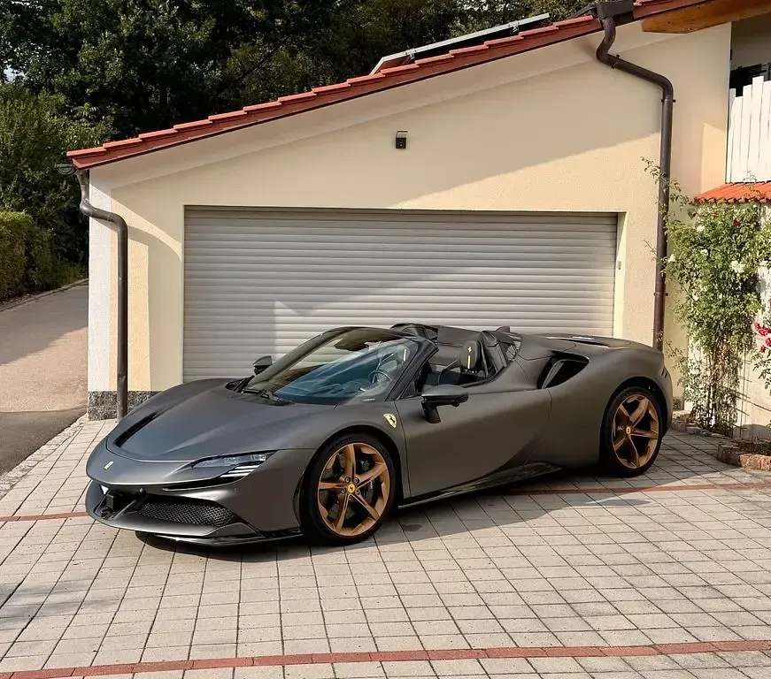 Gebraucht Ferrari SF90 999 PS (734 kW) 2024 Grau Cabrio