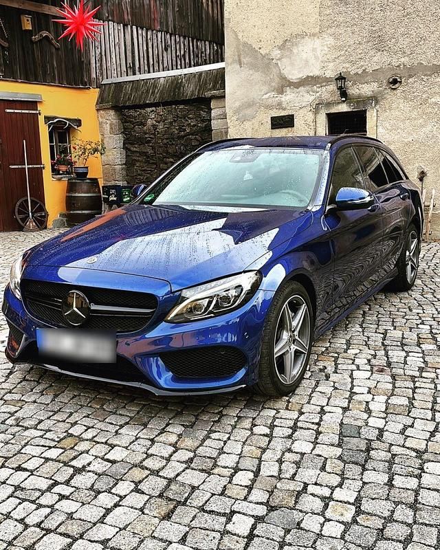 Blau Gebraucht 2017 Mercedes 220 Kombi | 20.500 € (Fairer Preis) - Bild 1/4