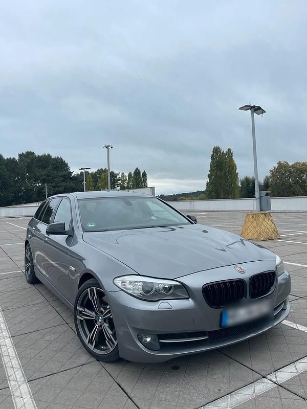 Grau Gebraucht 2011 BMW 520 Limousine | 8.300 € (Fairer Preis) - Bild 1/4