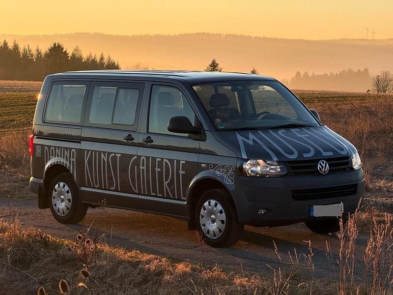 Grau Gebraucht 2010 VW Caravelle Trendline Van / Kleinbus | 17.499 € (Fairer Preis) - Bild 1/4