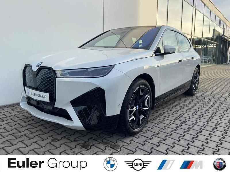 Weiss Gebraucht 2023 BMW iX Sport Line SUV | 71.980 € (Guter Preis) - Bild 1/3