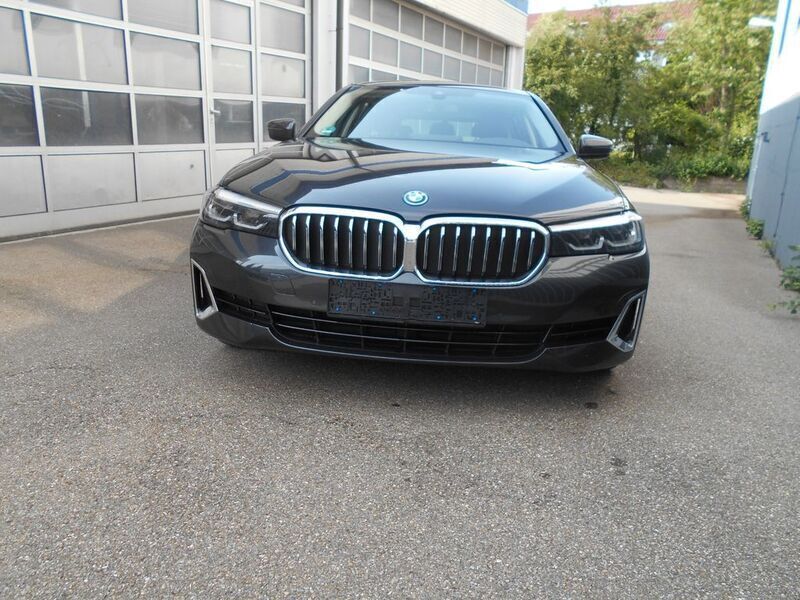 Sophistograu brillanteffekt me Gebraucht 2022 BMW 530e Luxury Line Kombi | 31.400 € (Superpreis) - Bild 1/4