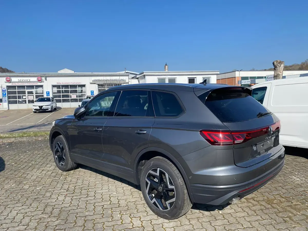 Neu VW Touareg 231 PS (169 kW) 2025 Siliziumgrau metallic SUV