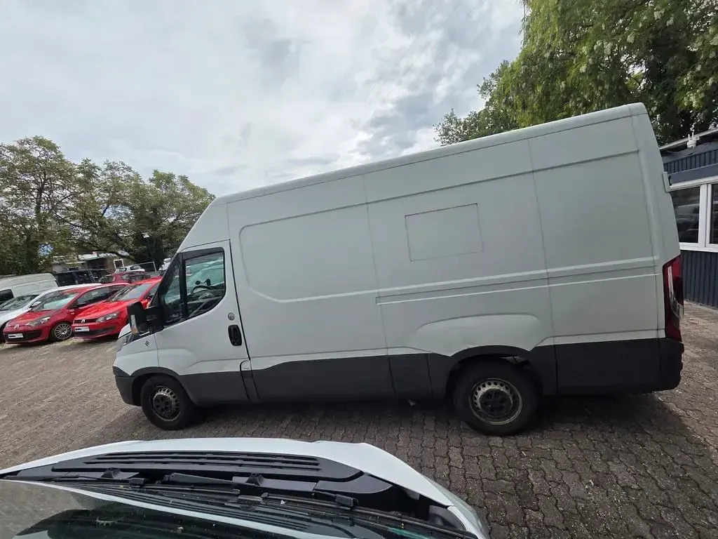 Second-hand Iveco Daily 156 CP (114 kW) 2018 Alb Monovolum