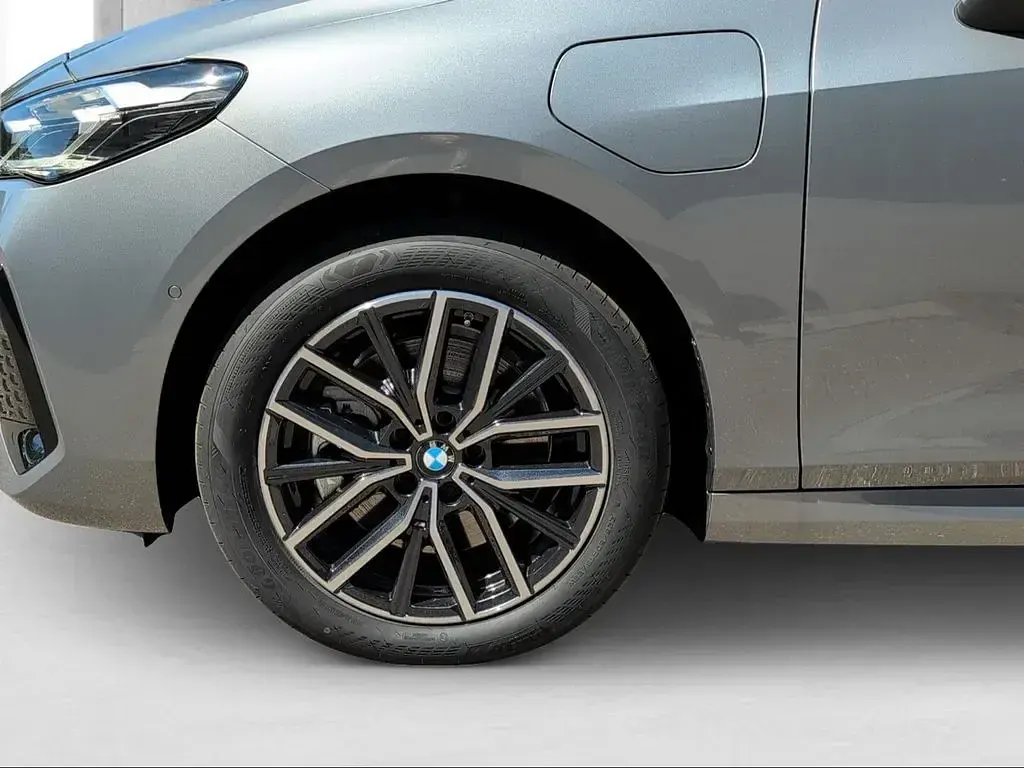 Neu BMW 230 M Sport 326 PS (239 kW) 2026 Skyscraper grau Van / Kleinbus