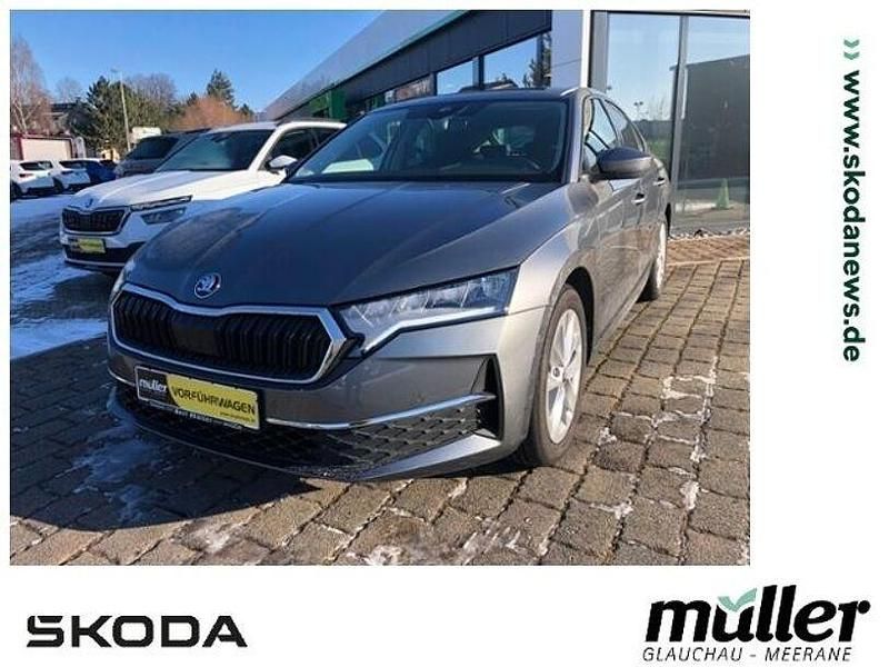 Grau (graphitegrau metallic) Gebraucht 2024 Skoda Octavia Selection Limousine | 33.990 € (Teuer) - Bild 1/4