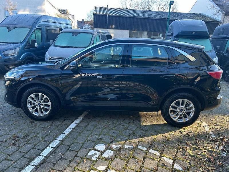 Usado Ford Kuga Titanium 150 HP (110 kW) 2024 Preto SUV