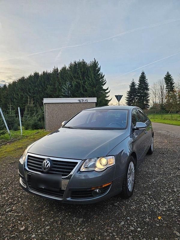 Grau Gebraucht 2007 VW Passat Comfortline Limousine | 3.850 € (Fairer Preis) - Bild 1/4