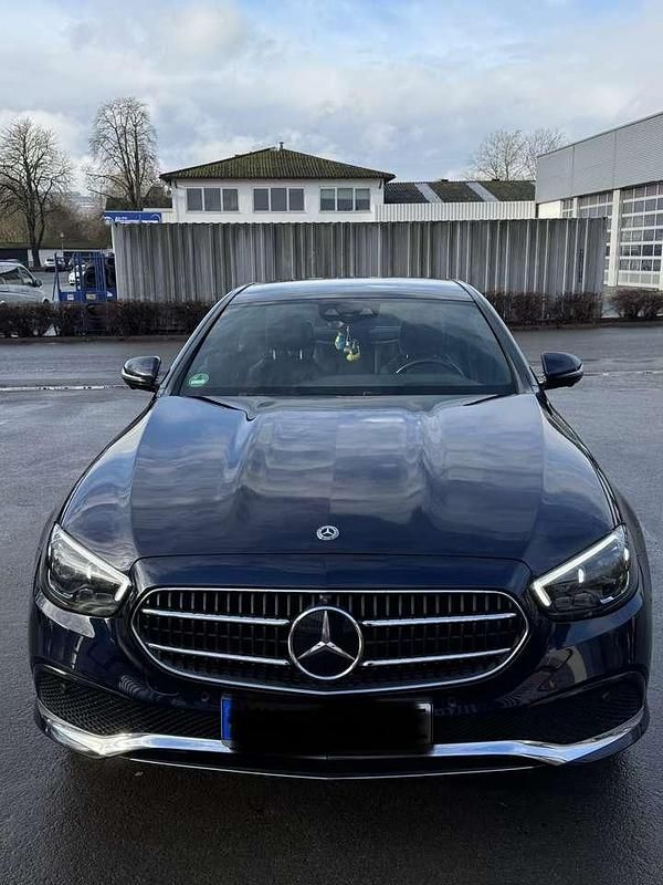 Blau Gebraucht 2020 Mercedes E300 Avantgarde Limousine | 37.999 € - Bild 1/4