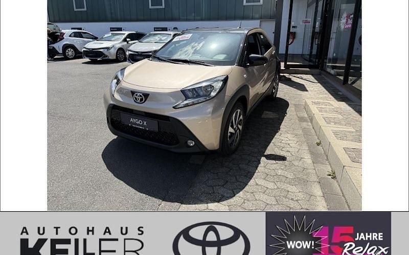 Ginger beige metallic/dach mysticschwarz mica Neu 2025 Toyota Aygo Play Kleinwagen | 21.360 € - Bild 1/4