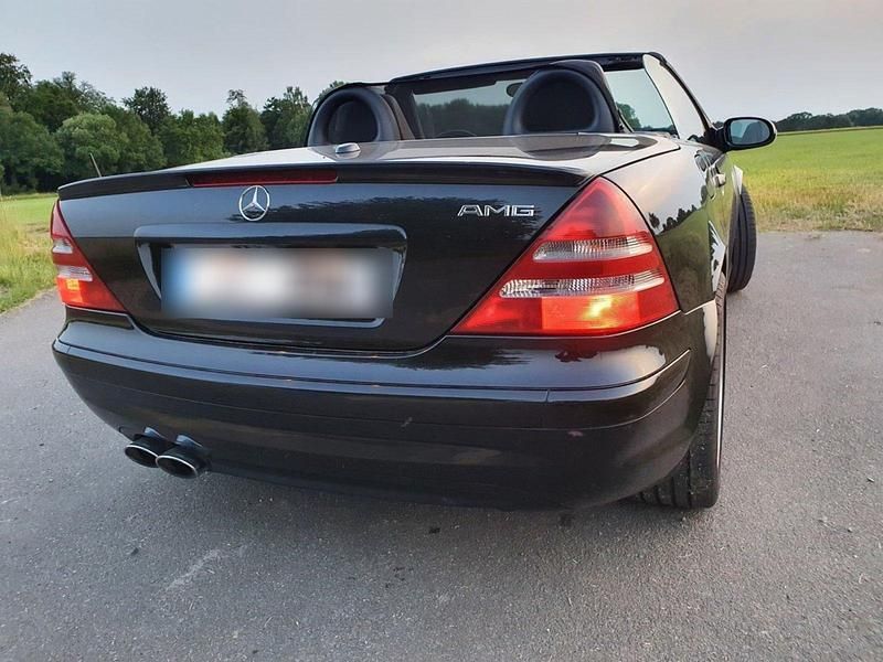 Schwarz Gebraucht 2001 Mercedes SLK32 AMG AMG Cabrio | 26.000 € (Teuer) - Bild 1/4