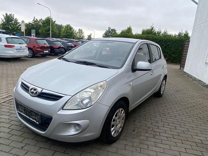Silber Gebraucht 2010 Hyundai i20 Classic Kleinwagen | 1.999 € - Bild 1/4