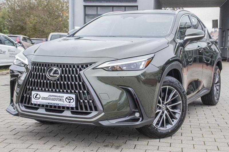 Norigrün metallic Neu 2025 Lexus NX450h+ E-FOUR Executive Line SUV | 59.990 € - Bild 1/4