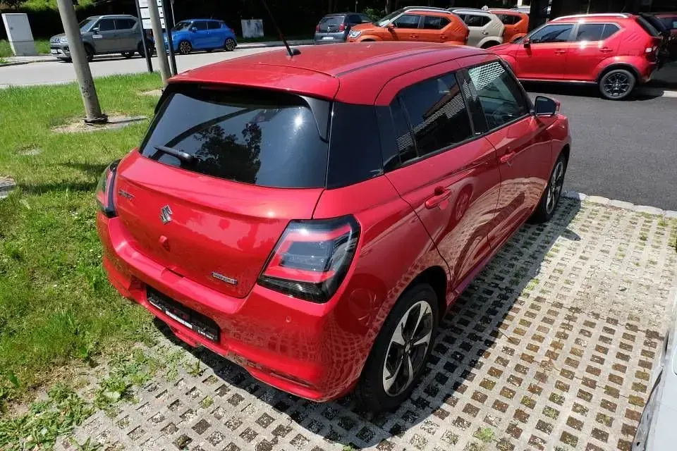 Gebraucht Suzuki Swift Comfort+ 83 PS (61 kW) 2025 Rot Kleinwagen