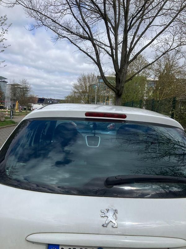 Gebraucht Peugeot 206 68 PS (50 kW) 2011 Weiß Kleinwagen