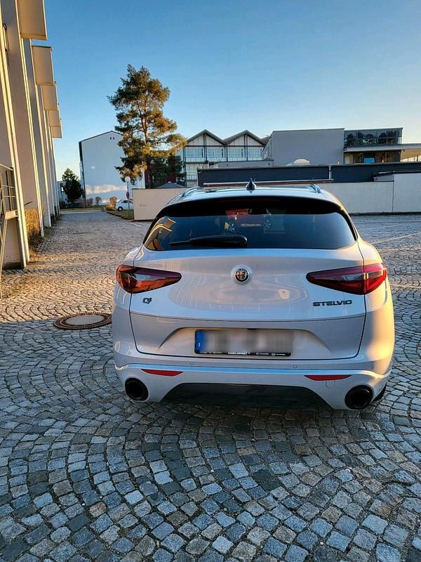Andere farben Gebraucht 2020 Alfa Romeo Stelvio Veloce SUV | 27.900 € (Teuer) - Bild 1/4