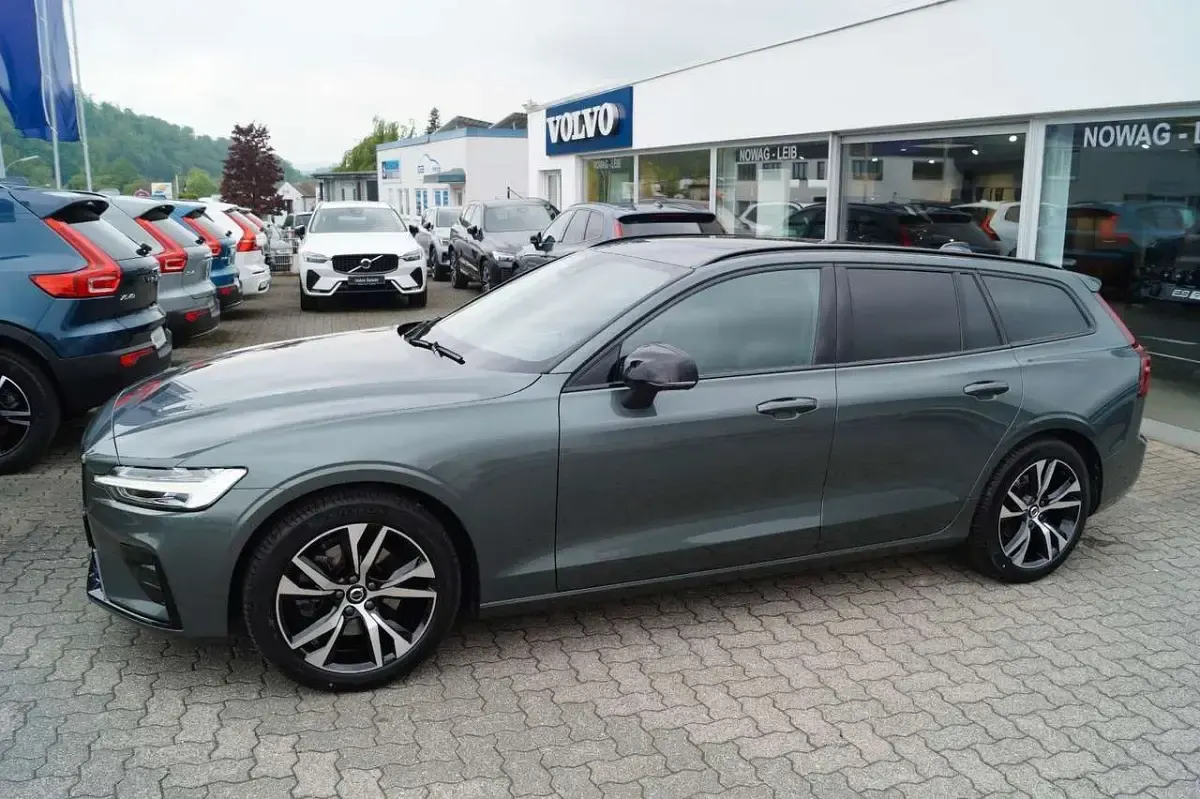 Gebraucht Volvo V60 Plus 197 PS (144 kW) 2025 Forest lake Kombi
