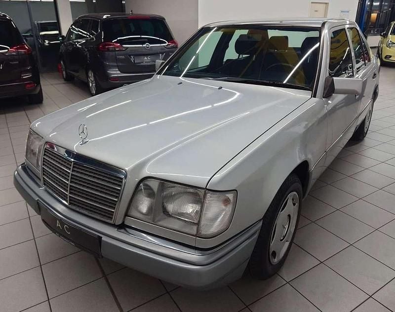 Silber Gebraucht 1995 Mercedes E220 Limousine | 12.980 € - Bild 1/4