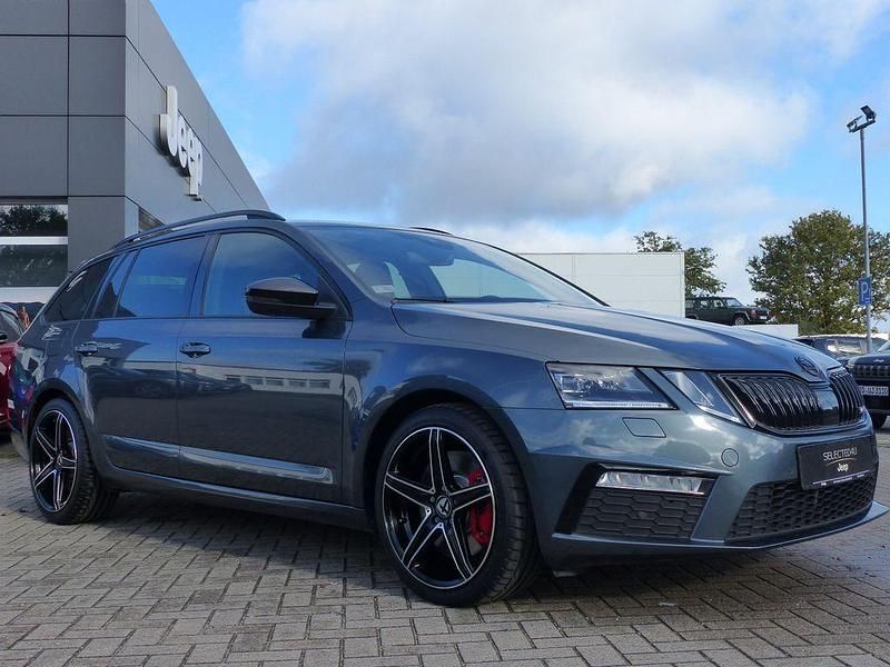 Grau Gebraucht 2019 Skoda Octavia RS Limousine | 24.980 € - Bild 1/4
