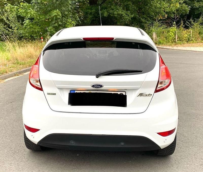 Weiß Gebraucht 2016 Ford Fiesta Celebration Kleinwagen | 7.500 € (Fairer Preis) - Bild 1/4