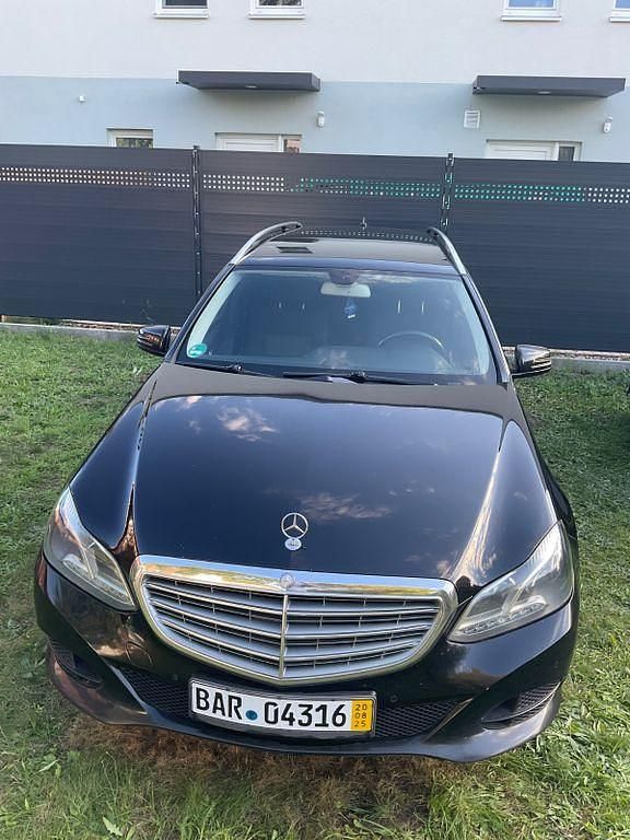 Schwarz Gebraucht 2013 Mercedes E220 Limousine | 9.000 € (Guter Preis) - Bild 1/4