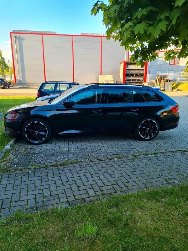 Schwarz Gebraucht 2019 Skoda Superb SportLine Kombi | 22.399 € (Superpreis) - Bild 1/4